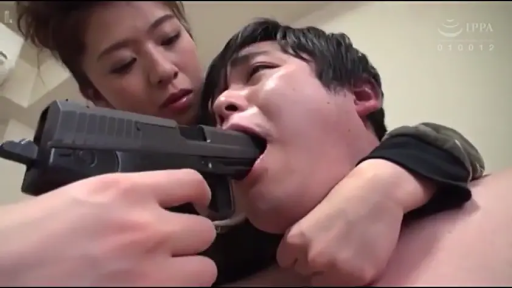 室内 · 暴力 · 大特写 · 恐惧 · 手枪 · 吞枪 · 挟持 · 深色便服