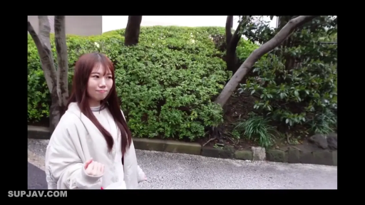 站立 · 中景 · 平静 · 白色外套 · 亚洲女性 · 户外园林 · 侧身站立