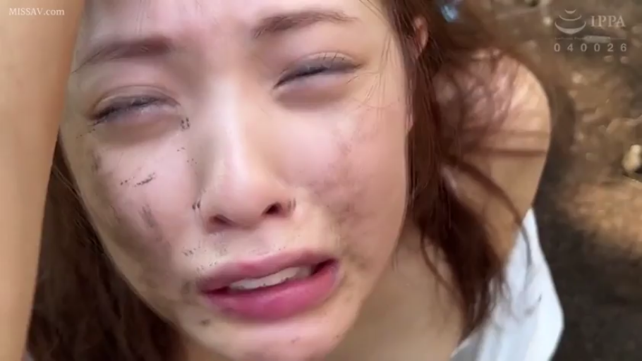 臉部特寫 · 白色上衣 · 仰头 · 户外