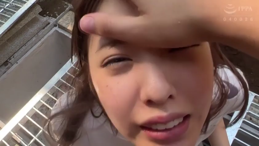 脸部特写 · 第一视角 · 迷离 · 白色上衣 · 户外 · 仰视 · 被抚摸