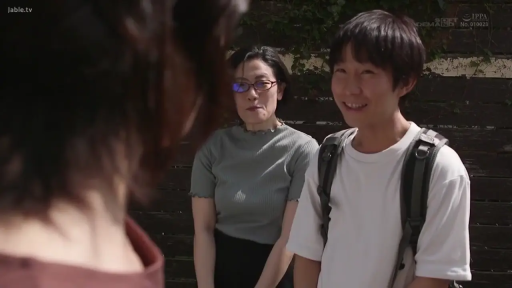 会話 · 站立 · 中景 · 微笑 · 屋外 · 休闲服 · リュックサック