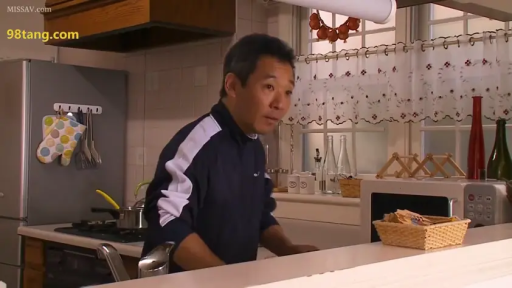 站立 · 中景 · 平静 · 厨房 · 运动外套 · 观看 · 厨具