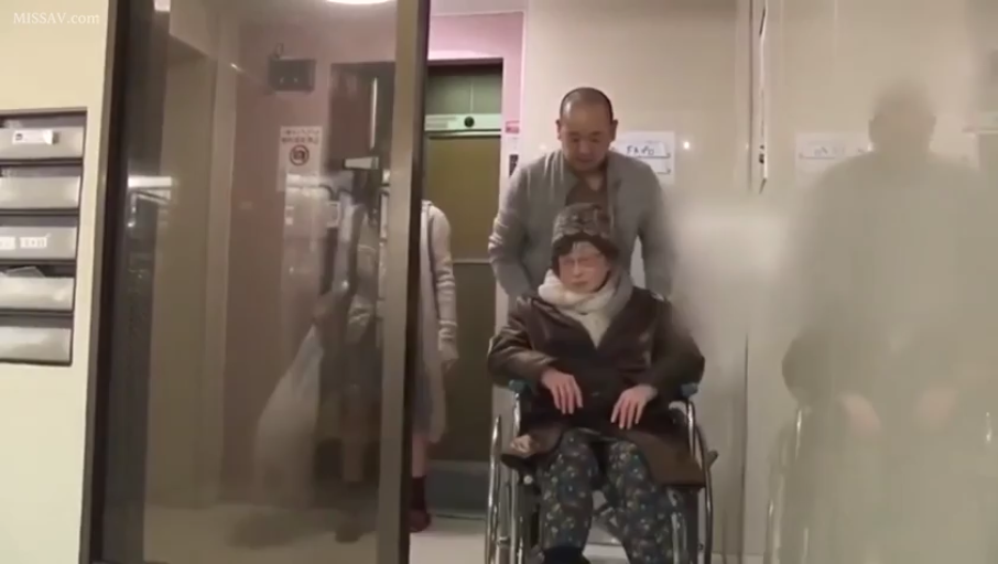 走廊 · 站立 · 平静 · コート · 中年 · 車椅子 · 推轮椅