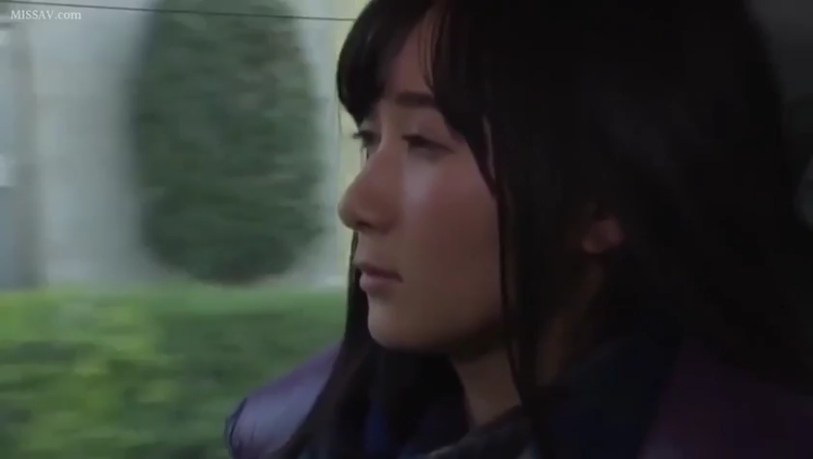 座り姿勢 · 憂鬱 · 顔のクローズアップ · 凝視 · コート · 交通手段