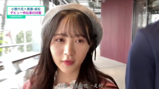 交谈 · 站立 · 自然 · 面部特写 · 户外 · 贝雷帽 · 街头采访