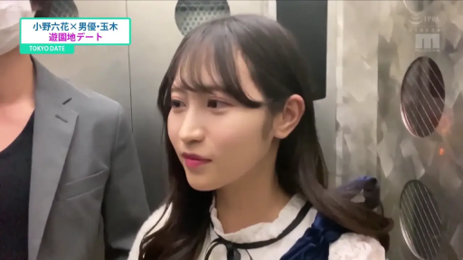 脸部 · 站立 · 平静 · 西装 · 特写 · 电梯 · 等待