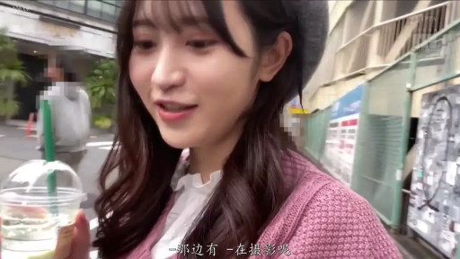 持物 · 站立 · 粉色针织衫 · 半身特写 · 街头采访 · 户外街道 · 自然微笑 · 吸管