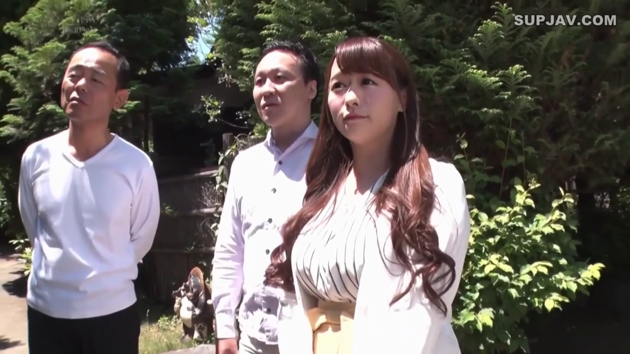 Stand · Medium shot · 条纹衫 · Outdoor