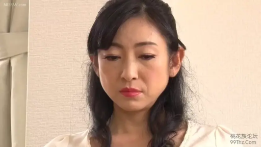 室內 · 坐姿 · 憂鬱 · 臉部特寫 · 白色上衣 · 熟女