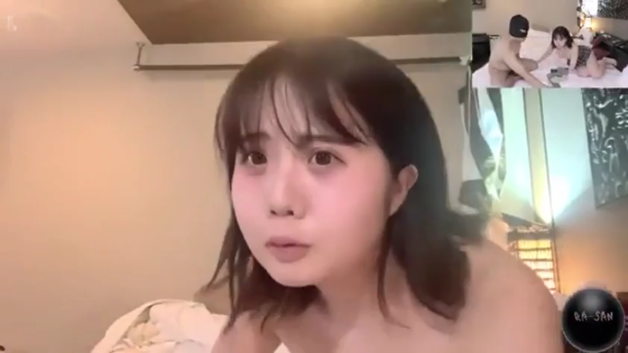 俯身 · 臉部特寫 · 臥室 · 裸體 · 呆滞 · 画中画 · 视频直播 · 摄像头