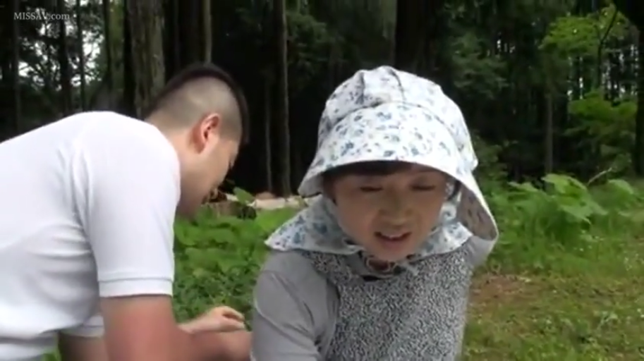 中景 · 森林 · 遮阳帽 · 蹲下