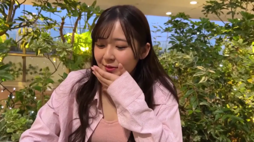 坐姿 · 粉色衬衫 · 半身像 · 室内花园