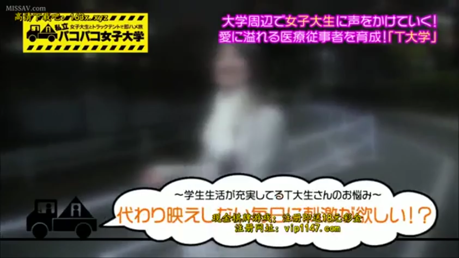坐姿 · 全身 · 卧室 · 枕头 · 摄影棚 · 温柔 · 静态 · 黄色连衣裙