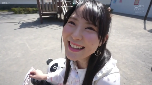 脸部 · 甜美 · 站姿 · 微笑 · 访谈 · 麦克风 · 休闲服装 · 户外操场