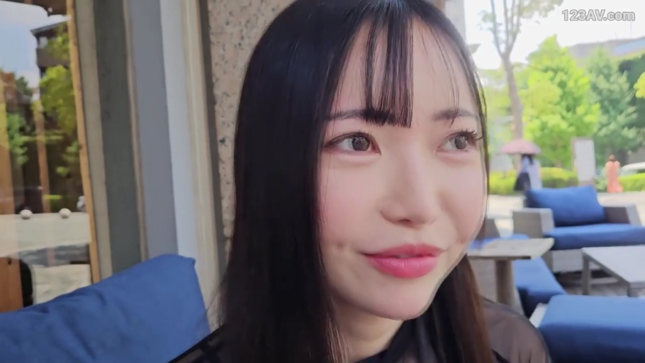 坐姿 · 微笑 · 交流 · 脸部大特写 · 齐刘海 · 户外休息区 · 黑色透明上衣