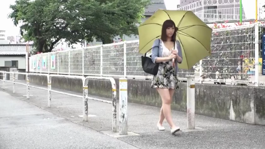 全身 · 平静 · 街道 · 碎花短裙 · 熟女 · 走姿 · 雨伞 · 打伞