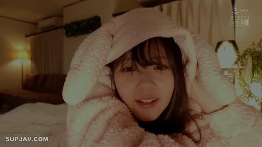 卧室 · 趴姿 · 面部特写 · 注视镜头 · 可爱 · 粉色兔子睡衣 · 柔和暖色调