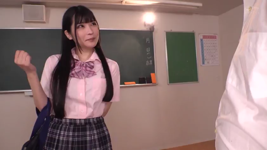 教室 · 站立 · 微笑 · 半身 · 黑板 · JK制服 · 长发 · 互动