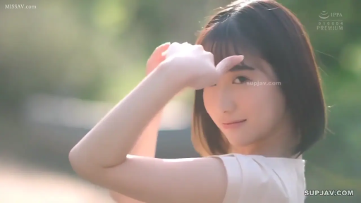 白色半袖 · 微笑 · 半身 · 回头 · 户外公园 · 自然采光 · 遮阳动作