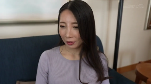 坐姿 · 交谈 · 面部 · 中景 · 微笑 · 客厅 · 紫色针织衫