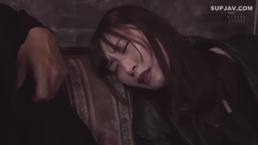 室内 · 面部 · 迷離 · 黒い革ジャケット · 侧卧 · 撫でられる · 近景特写