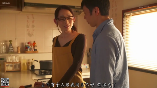 站立 · 半身 · 对话 · 剧情 · 注视 · 厨房 · 围裙 · 灶台