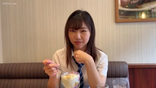 坐姿 · 自然 · 半身特写 · 用餐 · 餐具 · 室内餐厅 · 日式校服 · 日常风格