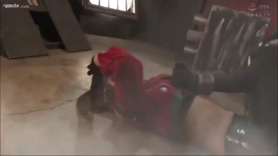 俯卧 · 痛苦 · 角色扮演服 · 被制服 · 废旧工厂 · 女战士