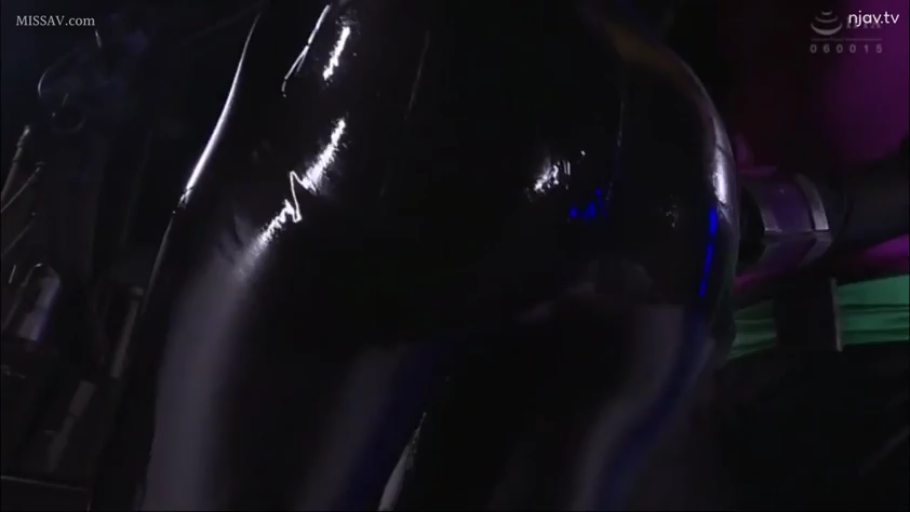 室内 · 臀部 · 背对镜头 · 胶衣