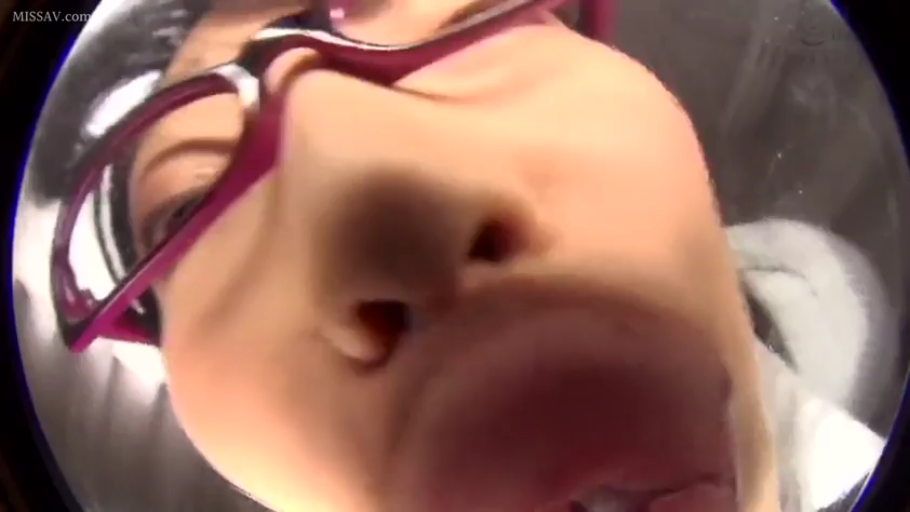 室内 · 俯身 · 专注 · POV视角 · 红框眼镜 · 鱼眼镜头 · 唇部特写 · 模拟口交