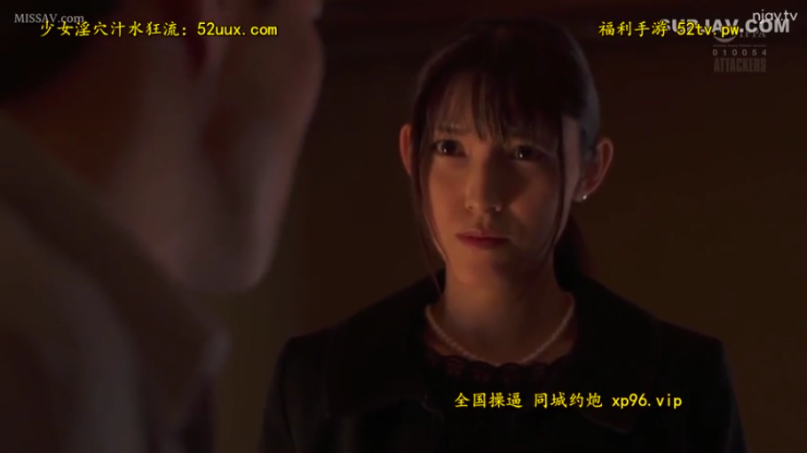 室内 · 忧郁 · 脸部特写 · 回眸 · 注视 · 绿植 · 裸露
