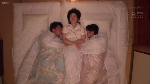 坐姿 · 专注 · 卧室 · 上半身特写 · 被褥 · 睡衣 · 触摸 · 多人场景