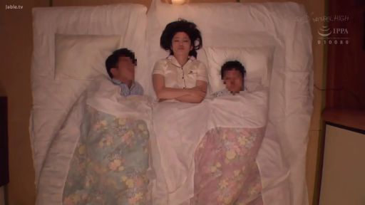 卧室 · 全景 · 睡衣 · 躺卧 · 三人 · 被子 · 放松 · 陪睡