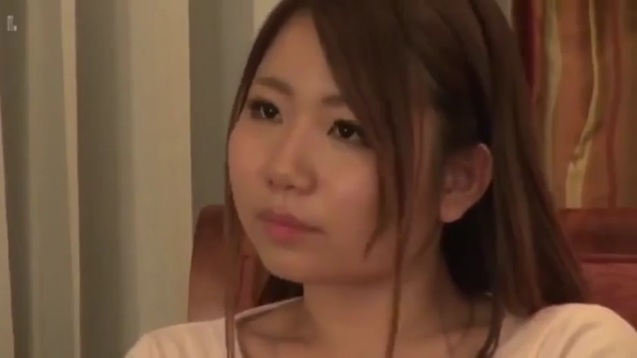 室内 · 委屈 · 脸部特写 · 站立 · 黑色职业西装 · OL职场