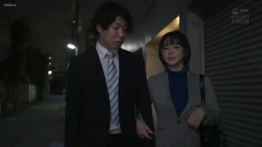 メガネ · 中景 · 自然 · ビジネススーツ · 散歩 · 户外街道 · 夜间 · 挽手并行