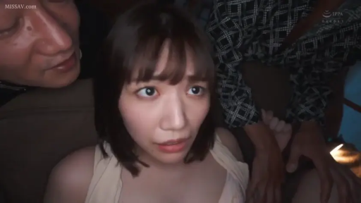 室内 · 坐姿 · 面部 · 昏暗 · 吊带 · 惊愕 · 被围攻