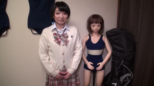 室内 · 校服 · 站立 · 中景 · 微笑 · 看向镜头