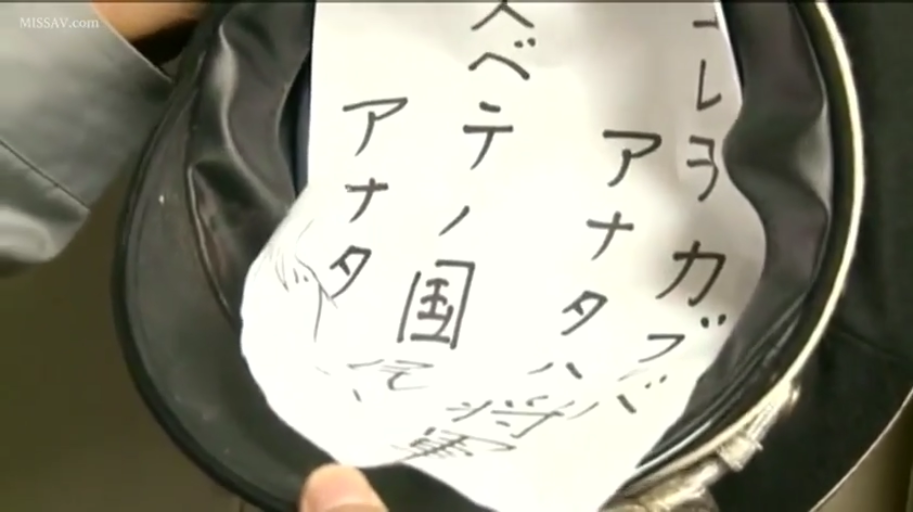 坐姿 · 面部 · 沙发 · 微笑 · 客厅 · 中文字幕 · 谈话 · 家居服