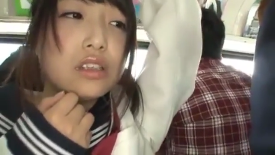 室内 · 面部特写 · 柔光 · 正面 · 白色吊带衫 · 吃冰淇淋 · 清纯注视 · 冰淇淋甜筒
