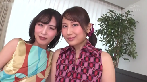 室内 · 脸部特写 · 盆栽 · 微笑 · 双人 · 凝视镜头 · 无袖花纹上衣 · 并排靠坐