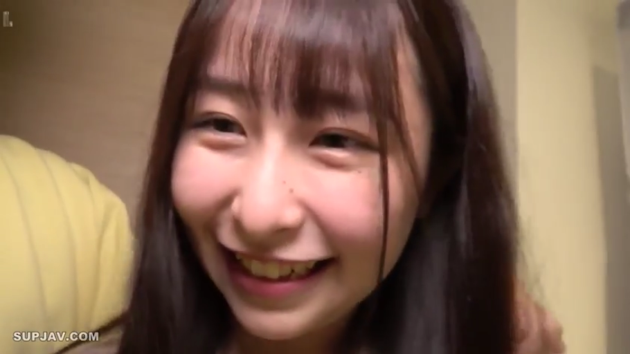 室內 · 臉部特寫 · 长发 · 居家服 · 喜悦 · 正面坐姿 · 微笑看鏡頭