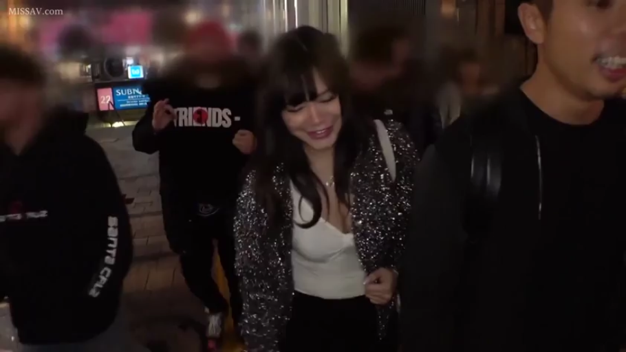 街道 · 行走 · 低胸装