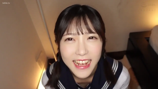 室内 · 水手服 · 微笑 · 面部特写 · 俯身前倾 · 注视镜头 · 双马尾