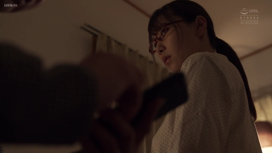 室內 · 站立 · 面部特寫 · 劇情 · 注視 · 手机 · 惊讶 · 波点衬衫