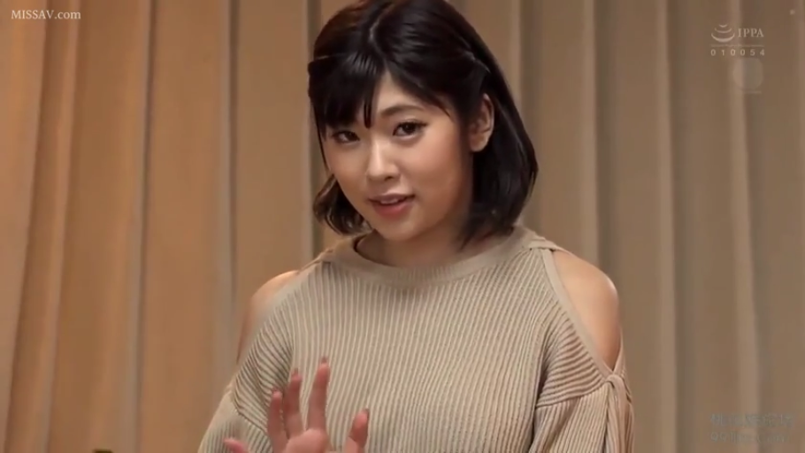 室内 · 微笑 · 露肩针织衫 · 短发 · 半身像 · 打招呼 · 正面姿势