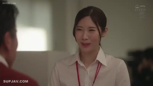 室内 · 面部 · 站立 · 微笑 · 休闲服 · 手机界面 · 拍照 · 截图