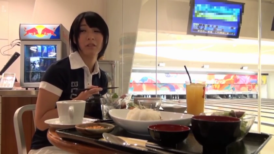 坐姿 · 中景 · 平静 · 短发 · 用餐 · 餐具 · 黑色POLO衫 · 保龄球馆