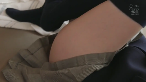 室内 · 坐姿 · 黑色丝袜 · 制服诱惑 · 撩裙 · 腿部特写 · 灰色百褶裙