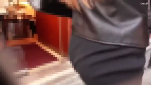 室内 · 站姿 · 黑色皮衣 · 模糊 · 未知 · 未知 · 腰部