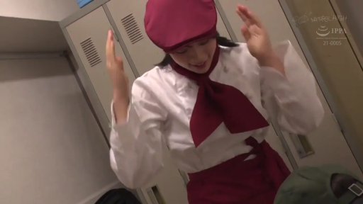 站立 · 自然 · 职业装 · 上半身 · 更衣室 · 储物柜 · 厨师服 · 整理着装